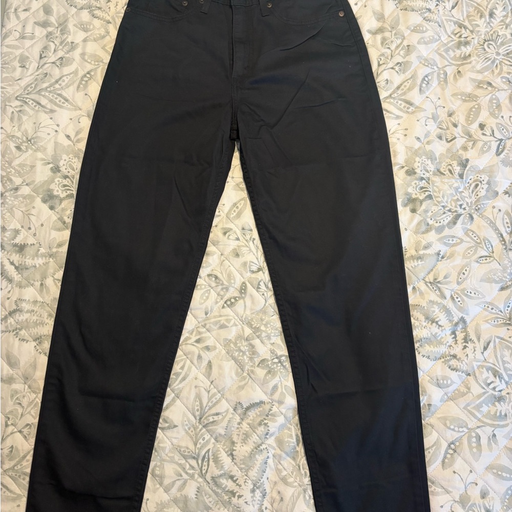 Levi's High Waisted Mom Jeans Black
Women's Denim New With Tags Classic 27x30